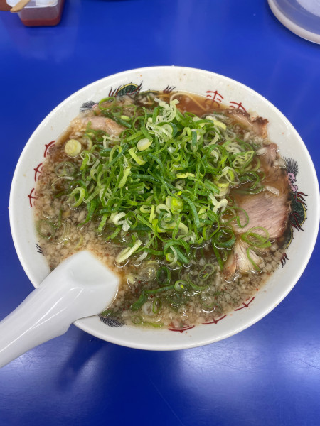 「ラーメン(濃いめ＋ネギ大盛り)」@来来亭 福山蔵王店の写真