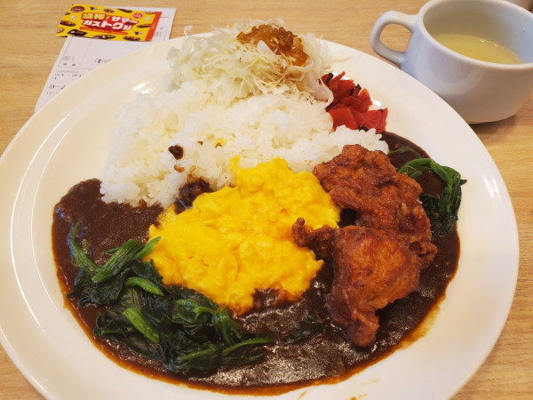 「唐揚げ＆ほうれん草のエッグブラックカレー」@ガスト みなとみらい店の写真