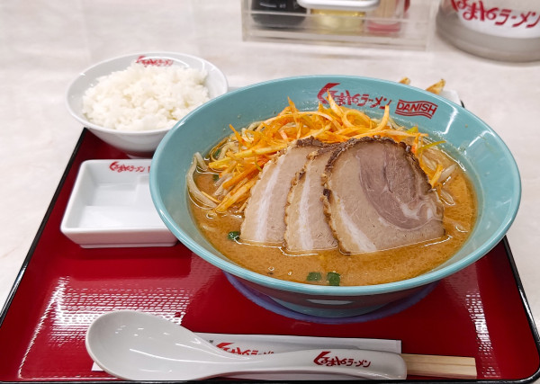 「味噌チャーシュー（3枚）+辛ネギ+半ライス+餃子」@くるまやラーメン 宇喜田店の写真