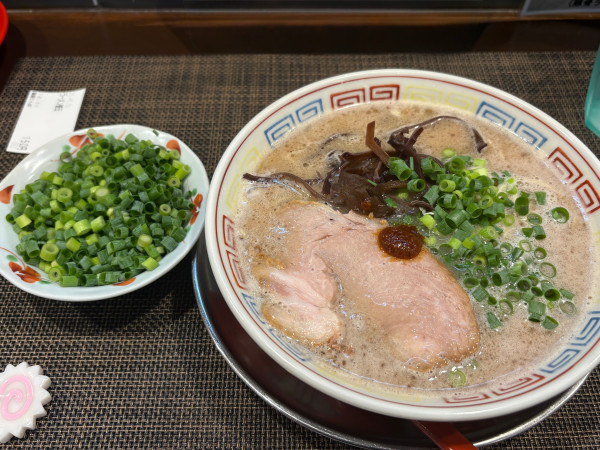 「豚骨ラーメン＋ネギ大盛＋替玉」@麺屋とんぼの写真