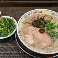 豚骨ラーメン＋ネギ大盛＋替玉