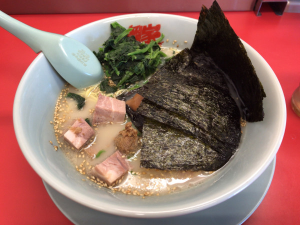 「朝ラーメン(多濃)+クーポン海苔、ほうれん草、コロチャ 550円」@山岡家 越谷レイクタウン店の写真