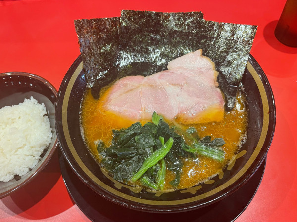 「ラーメン(並)¥900半ライス¥100」@とらきち家の写真