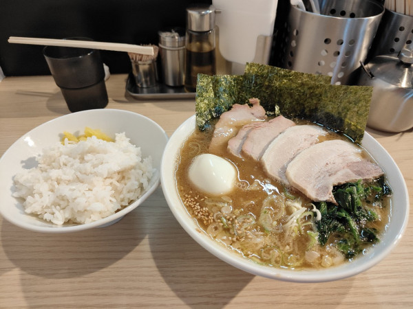 「特上ラーメン＋中ライス」@新家系ラーメン気骨家の写真