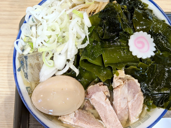 「鳴門わかめ冷やかけ（大盛）＋味玉」@舎鈴 田町駅前店の写真