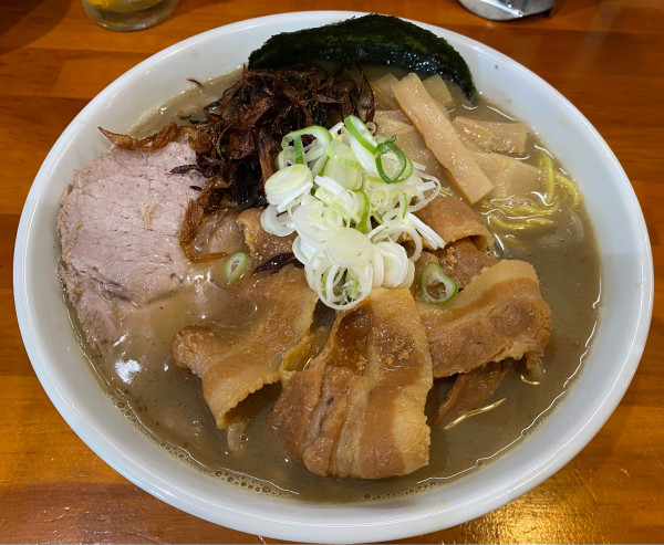 「黒バイ貝不純 100ラーメン 揚ネギ」@一条流がんこラーメン金町の写真