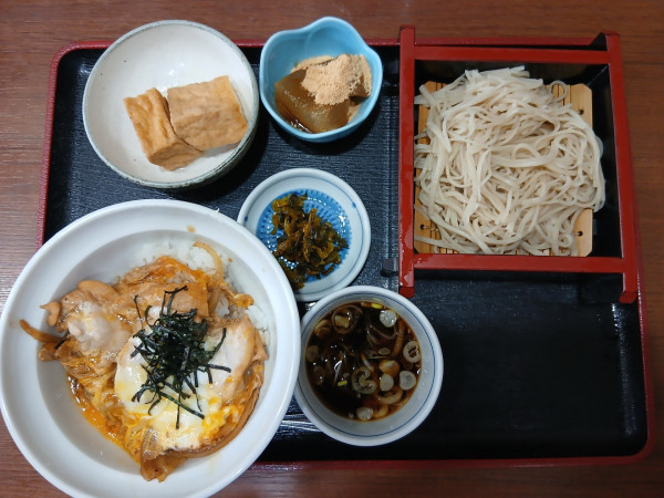 「ランチ:親子丼ともり蕎麦セット 900円」@そば処 初味の写真
