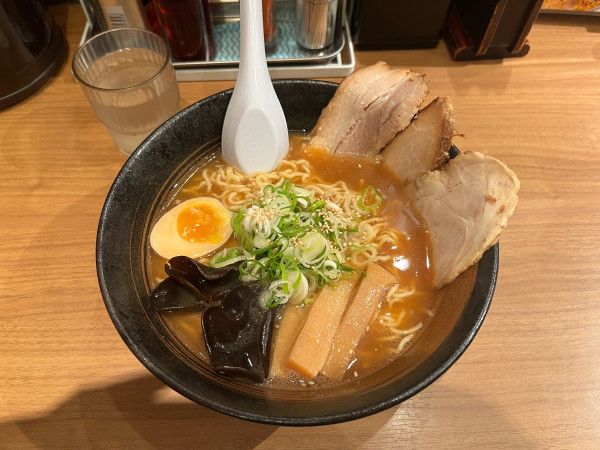 「ダブルチャーシューメン醤油1200円」@梅光軒 新千歳空港店の写真