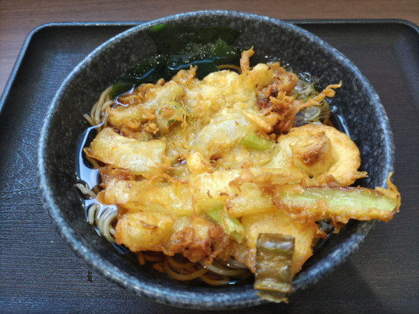 「かけそば+かき揚げ」@峠そばの写真