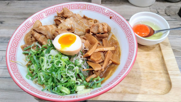 「徳島ラーメン全部増し(大)+卵黄」@徳島NOODLE ぱどるの写真