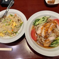 本日のランチ①（バンバンジー冷麺&五目チャーハン）950円