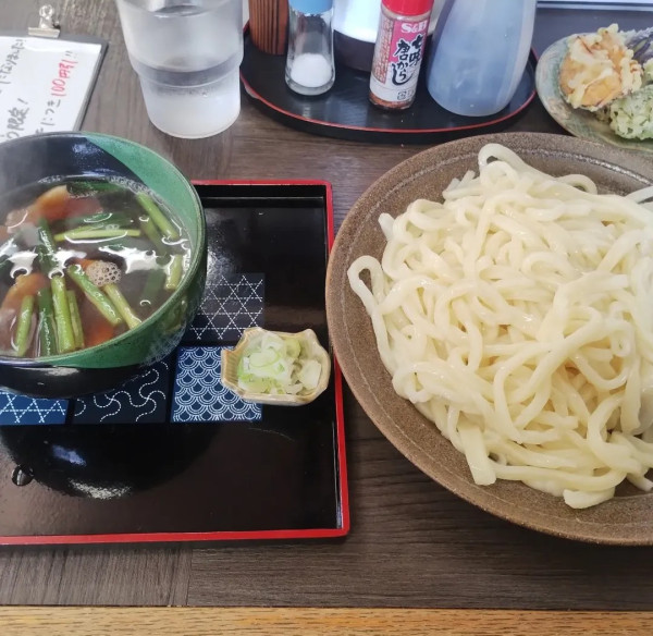 「肉汁うどん（大盛）（天ぷら）」@手打ちうどん たらっぺの写真