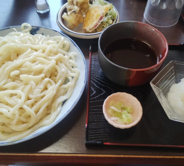 「おろしうどん（大盛）（天ぷら）」@手打ちうどん たらっぺの写真