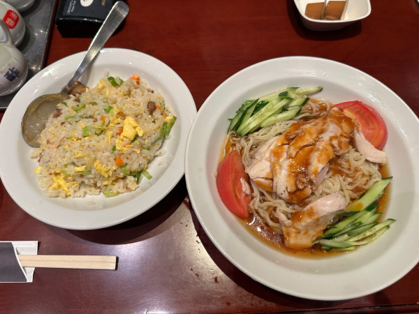 「本日のランチ①（バンバンジー冷麺&五目チャーハン）950円」@上海華龍 ヤマダ電機LABI1高崎店の写真