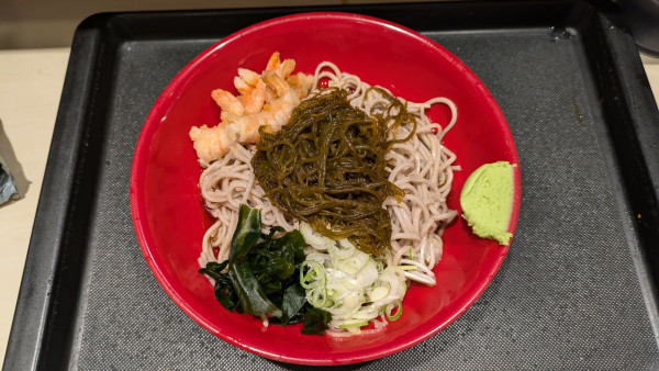 「【期間限定】シークァーサー＆海老唐揚げ生もずくそば」@名代 富士そば 飯田橋駅前店の写真