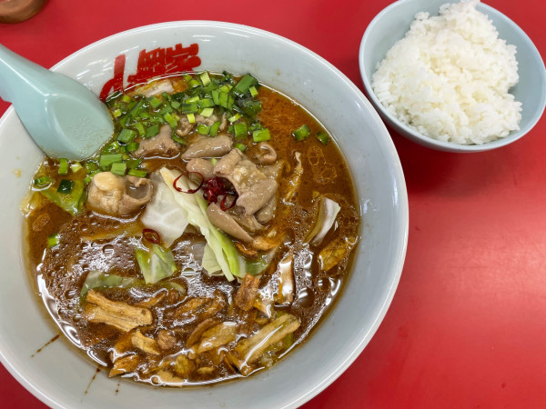 「スタミナもつ醤油ラーメン 半ライスセット ¥1140」@ラーメン山岡家 愛知刈谷店の写真