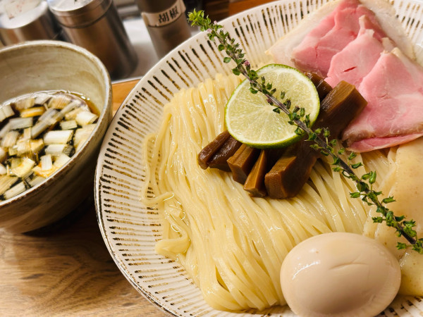 「特製昆布水つけ麺 1,300円 大盛 100円×2」@銀座らぁ麺 しら石の写真