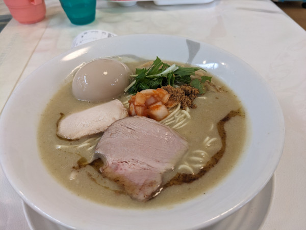 「白湯正油らーめん+味玉」@らーめん食堂 ゆうき屋の写真