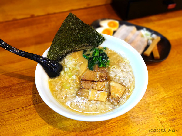 「豚骨醤油らーめん（＋特製盛り合わせ）」@麺屋 おう道の写真