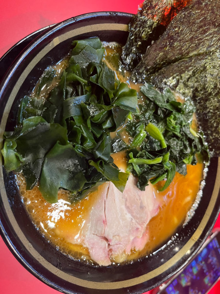 「ラーメン900円＋わかめ150円」@家系ラーメン 王道乃印 新橋店の写真