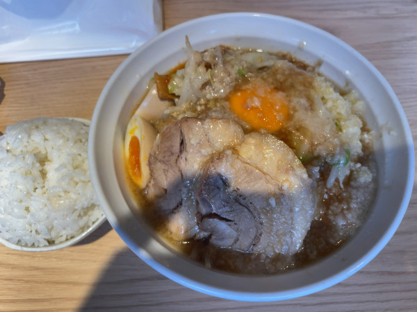 「油めん+味玉+ご飯」@ラーメン豚の子の写真