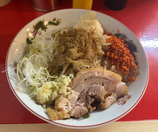 「まぜそば(ミニ)野菜少なめニンニクアブラ辛揚げちょいマシ」@ラーメン鷹の目 江古田店の写真