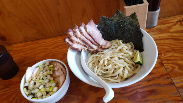 「もち姫入り手揉み麺のチャーシューつけ麺（醤油）」@麺や晴心の写真