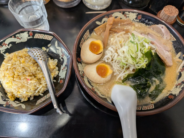 「味玉みそラーメン・半チャーハン」@北海道らーめん みそ熊 築地店の写真