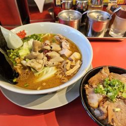 スタミナもつ醤油ラーメン+のり+コロチャー