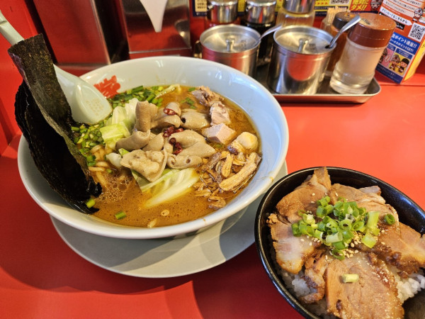 「スタミナもつ醤油ラーメン+のり+コロチャー」@ラーメン山岡家 日立東金沢店の写真