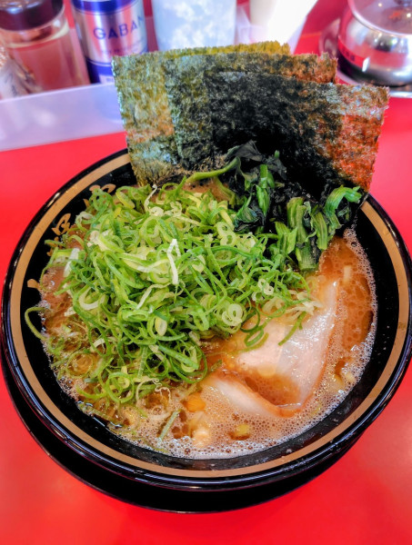 「九条ネギラーメン 1100円」@家系ラーメン 裏大輝家 青物横丁店の写真