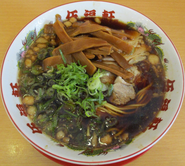「背油黒醤油メンマラーメン　890円※クーポンで50円引き」@伍福軒 池袋西口店の写真