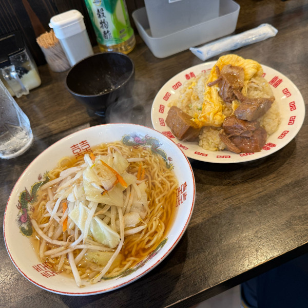 「とろ玉チャーシュー炒飯 (日替わりスープ醤油タンメン)」@幸せの炒飯の写真
