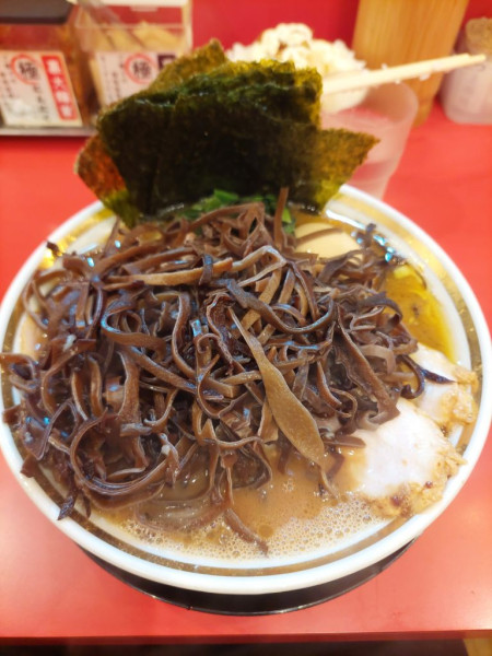 「裏チャーシューメン中＋キクラゲ＋ライス」@家系ラーメン 裏大輝家 青物横丁店の写真