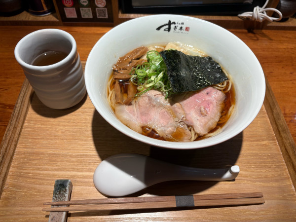 「醤油らぁ麺1200円、ワンタン2個200円」@らぁ麺すぎ本 丸の内店の写真