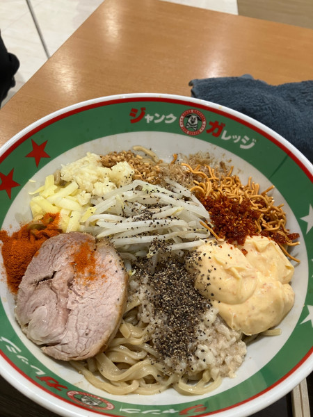 「まぜそば大980円　全トリプル」@ジャンクガレッジ イオンモール春日部店の写真