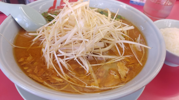「期間限定　スタミナもつ醤油ラーメン　白髪ネギトッピング」@山岡家 松本店の写真