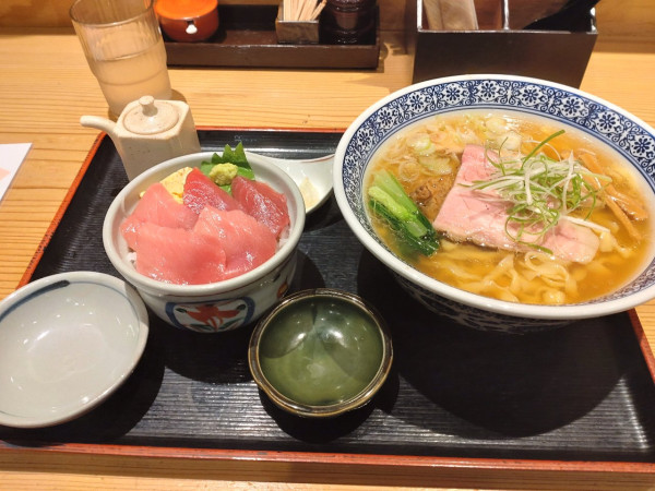 「豚中華醤油+麺大盛+ハーフ本マグロセット」@幸屋きよまる 総本店の写真
