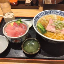 豚中華醤油＋麺大盛＋ハーフ本マグロセット