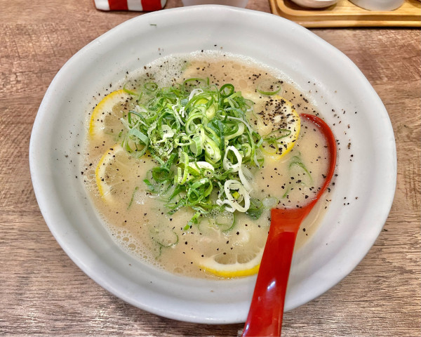 「レモンとんこつラーメン＋江崎さんのこだわりねぎ」@麺也オールウェイズ ココウォーク店の写真