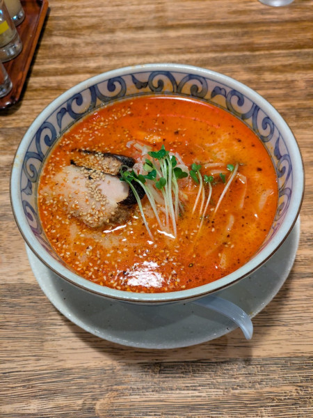 「赤ラーメン（太麺）　鬼くま」@野田醤油ラーメン 麺屋あじくま 柏インター店の写真
