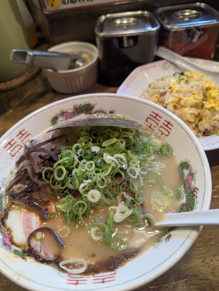 「博多ラーメン+チャーハンセット+替玉」@やっじゃがな 高津店の写真