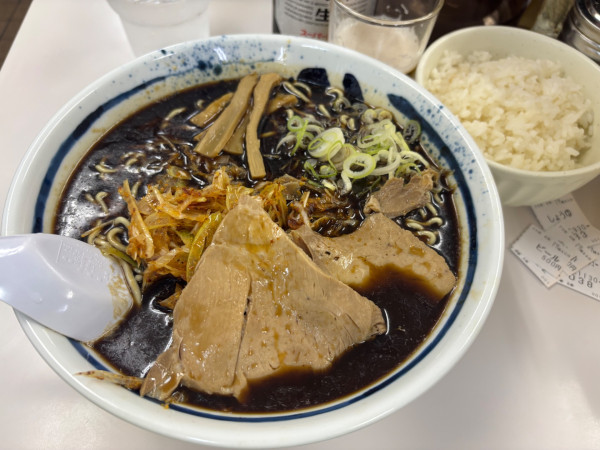 「アサヒスーパードライ中瓶〜しお旨辛ねぎラーメン」@ラーメン 蜂屋 5条創業店の写真