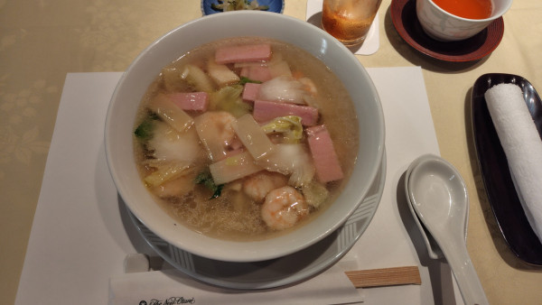 「小海老スープそば1331円（サービス料込み）」@大観苑の写真