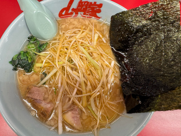 「ネギラーメン　かたこいおおめ」@ラーメン山岡家 小松店の写真