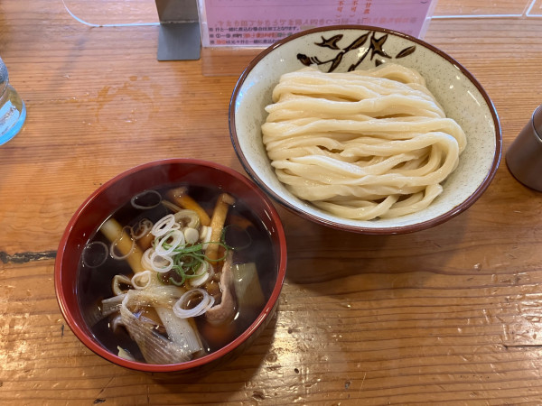 「肉汁うどん並盛り 紅」@武蔵野うどん めんこやの写真