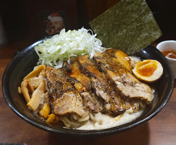 「とん黒油そば特盛（￥1,590）」@油そば専門店 春日亭 池袋本店の写真