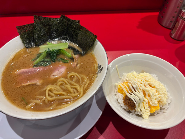 「ラーメン950円、半玉子まぶし150円」@家系ラーメン 王道家直系 修の写真