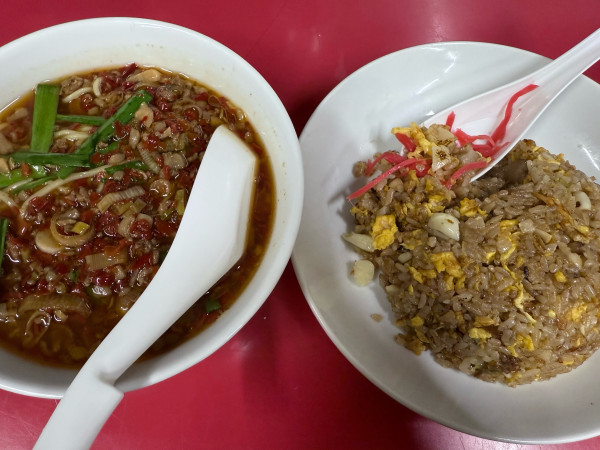 「台湾ラーメンとニンニクチャーハン」@味仙 名古屋駅店の写真