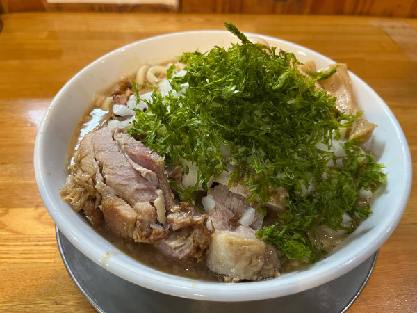 「特製中華そば+玉ねぎ、肉1枚」@中華そば136の写真